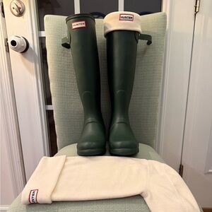 HUNTER Original Tall Rain Boots in “Hunter Green/Size 9 with Fleece Socks